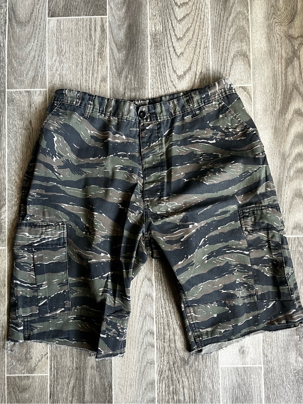 Vintage Tiger Stripe military issue baggy y2k style cut off cargo shorts XL